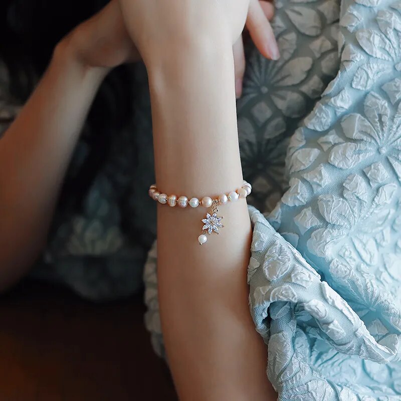 Pulseira com Pérolas e Pingente de Flor