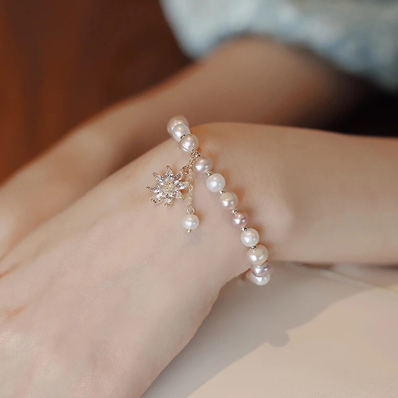 Pulseira com Pérolas e Pingente de Flor
