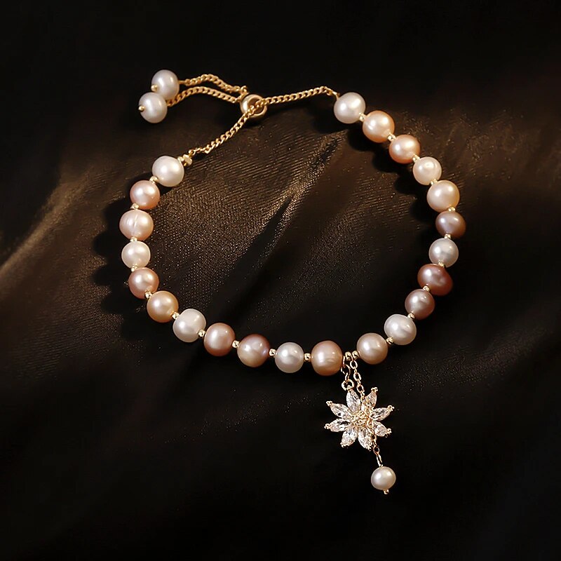 Pulseira com Pérolas e Pingente de Flor