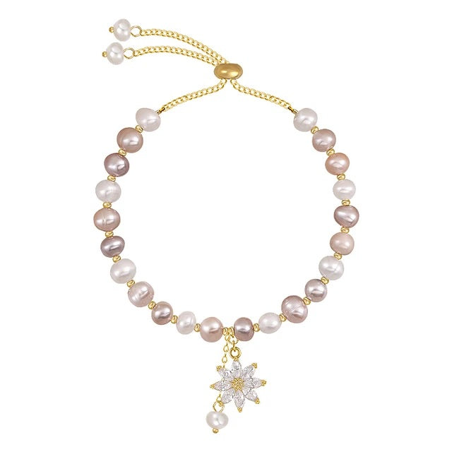 Pulseira com Pérolas e Pingente de Flor