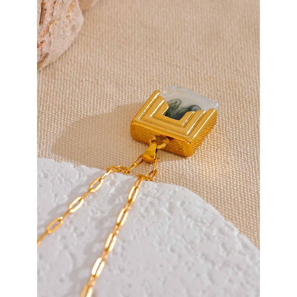 Colar Com Pingente de Pedra Artificial Banhado a Ouro 18k