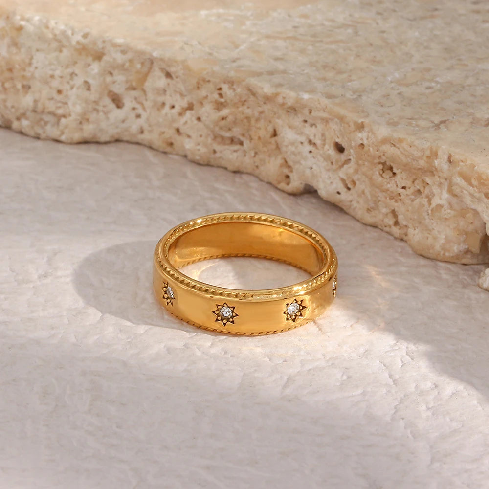 Joias de aço inoxidável da moda para mulheres banhadas a ouro 18K à prova d'água cristal transparente zircão estrela anéis de ouro para mulheres