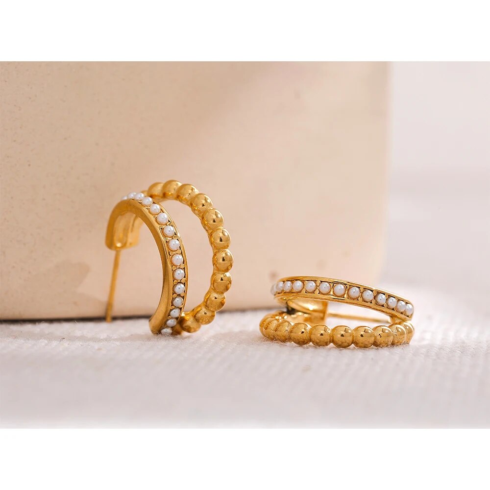 Brinco Meia Argola com Pérolas