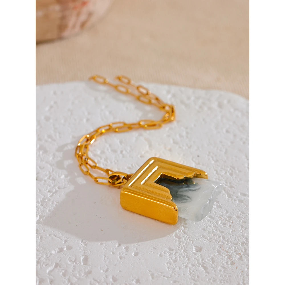 Colar Com Pingente de Pedra Artificial Banhado a Ouro 18k