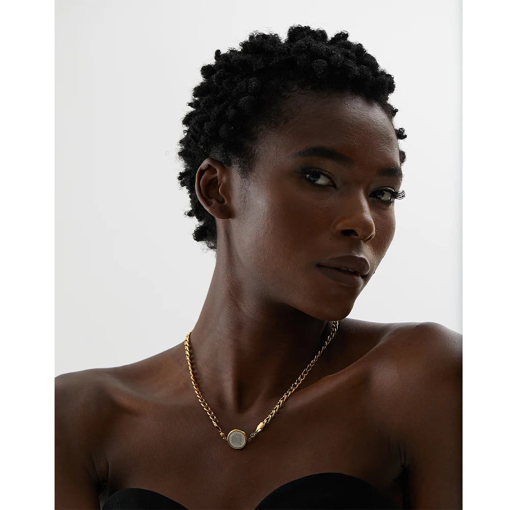Colar Com Pingente Retrato Com Zircônia Banhado a Ouro 18k