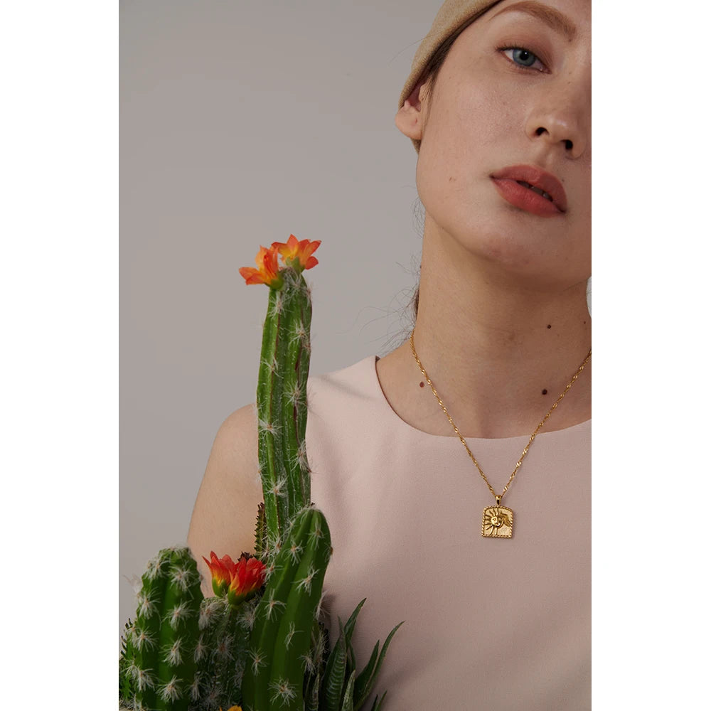 Colar Com Pingente De Sol Banhado a Ouro 18k