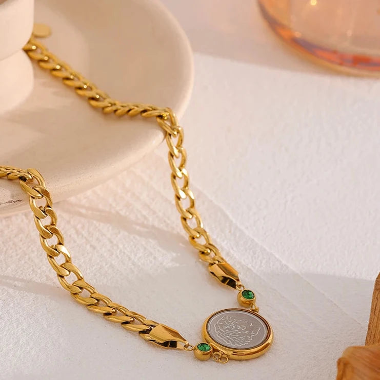 Colar Com Pingente Retrato Com Zircônia Banhado a Ouro 18k