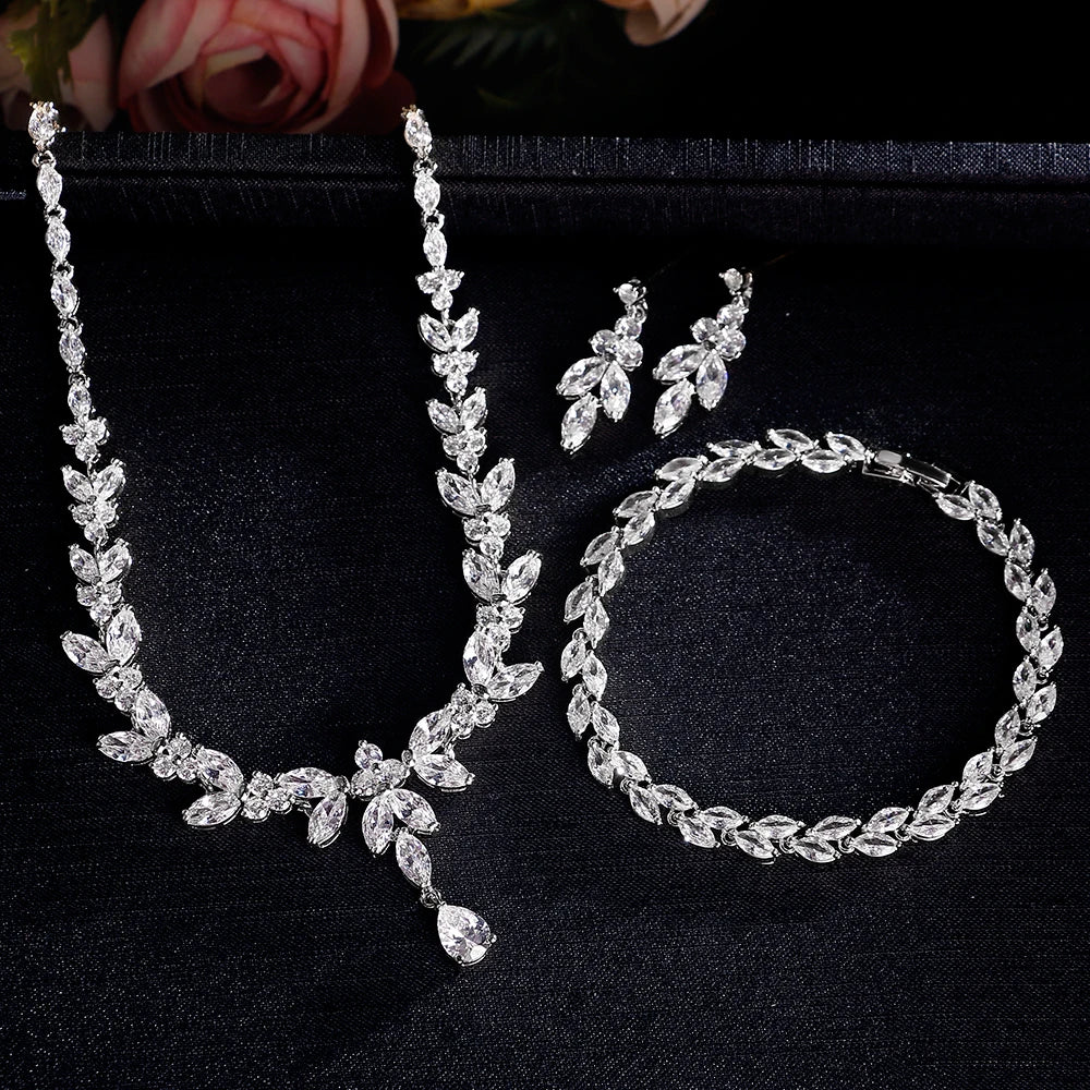Conjunto Brincos, Pulseira e Colar Cravejado com Zircônia