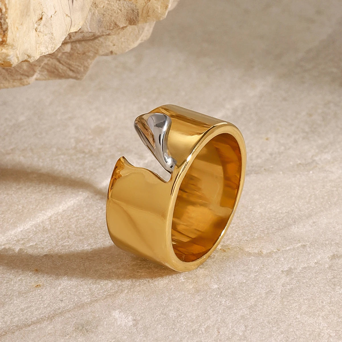 Anel Unissex Banhado a Ouro com Design Irregular