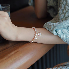 Pulseira com Pérolas e Pingente de Flor