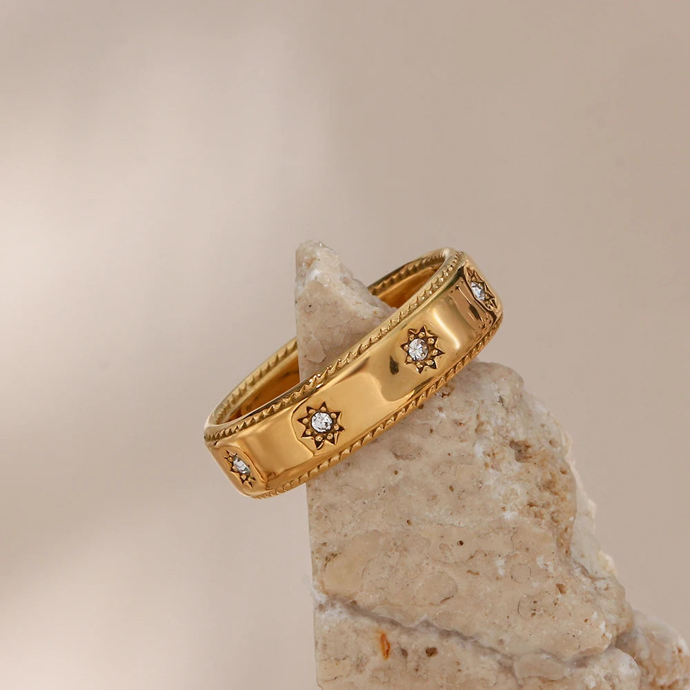 Joias de aço inoxidável da moda para mulheres banhadas a ouro 18K à prova d'água cristal transparente zircão estrela anéis de ouro para mulheres