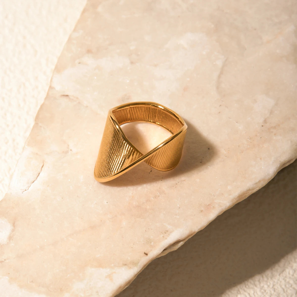Youthway-Anéis geométricos texturizados de aço inoxidável para mulheres, metal texturizado dourado, chapeado 18 K, joias da moda, presente feminino