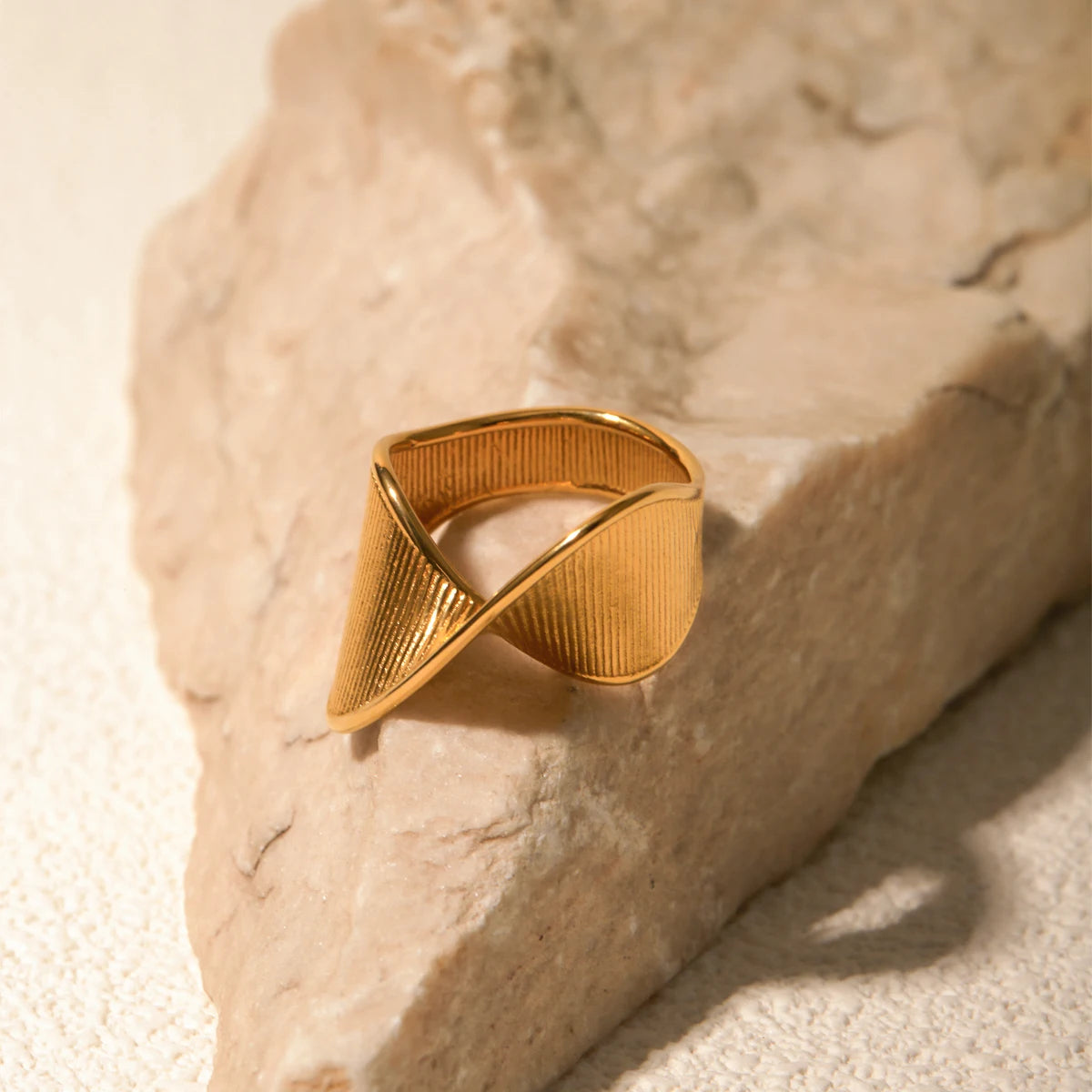 Youthway-Anéis geométricos texturizados de aço inoxidável para mulheres, metal texturizado dourado, chapeado 18 K, joias da moda, presente feminino